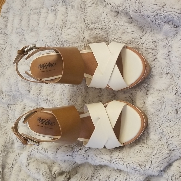 Mossimo Winter White & Camel Wedges - Picture 2 of 7